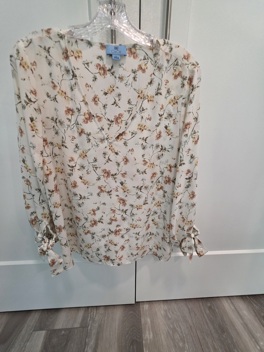 CeCe Cream Floral V-Neck Blouse with Tie Cuffs Size L